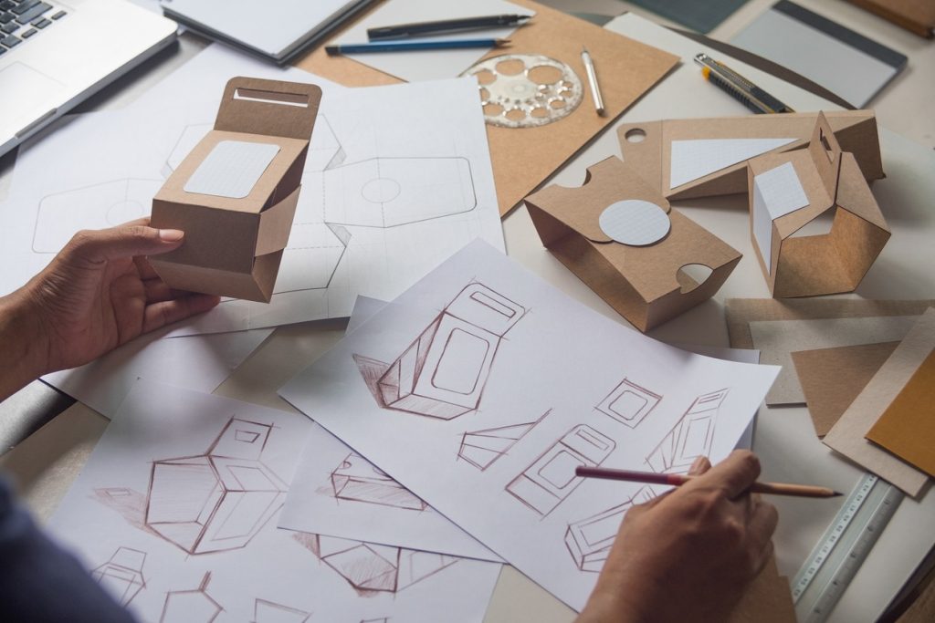 商品開発をするために段ボールでモックを作っている。